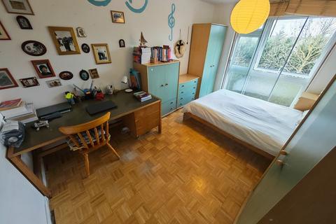 2 bedroom flat for sale, Sycamore Close, Northolt