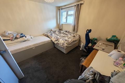 2 bedroom maisonette for sale, Priors Field, Northolt