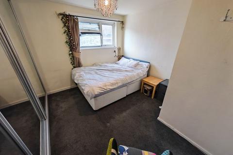 2 bedroom maisonette for sale, Priors Field, Northolt