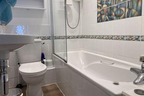 1 bedroom flat to rent, Park Road, Swanage