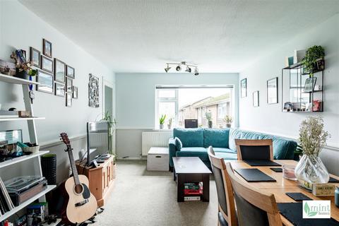 2 bedroom flat for sale, Hayden Court, Addlestone KT15