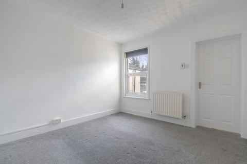 3 bedroom terraced house to rent, Charles Street, Greenhithe DA9