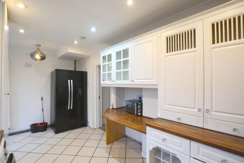 3 bedroom terraced house to rent, Courtenay Avenue, Harrow Weald