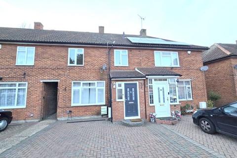 3 bedroom terraced house to rent, Courtenay Avenue, Harrow Weald