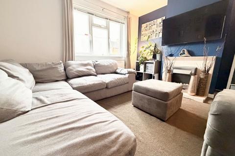 3 bedroom end of terrace house to rent, Scott Avenue, Gloucester