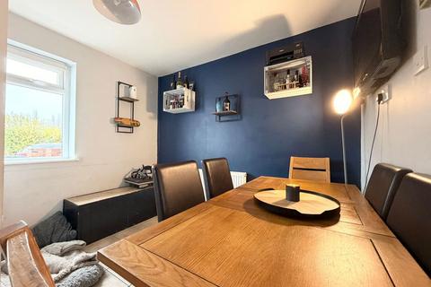 3 bedroom end of terrace house to rent, Scott Avenue, Gloucester