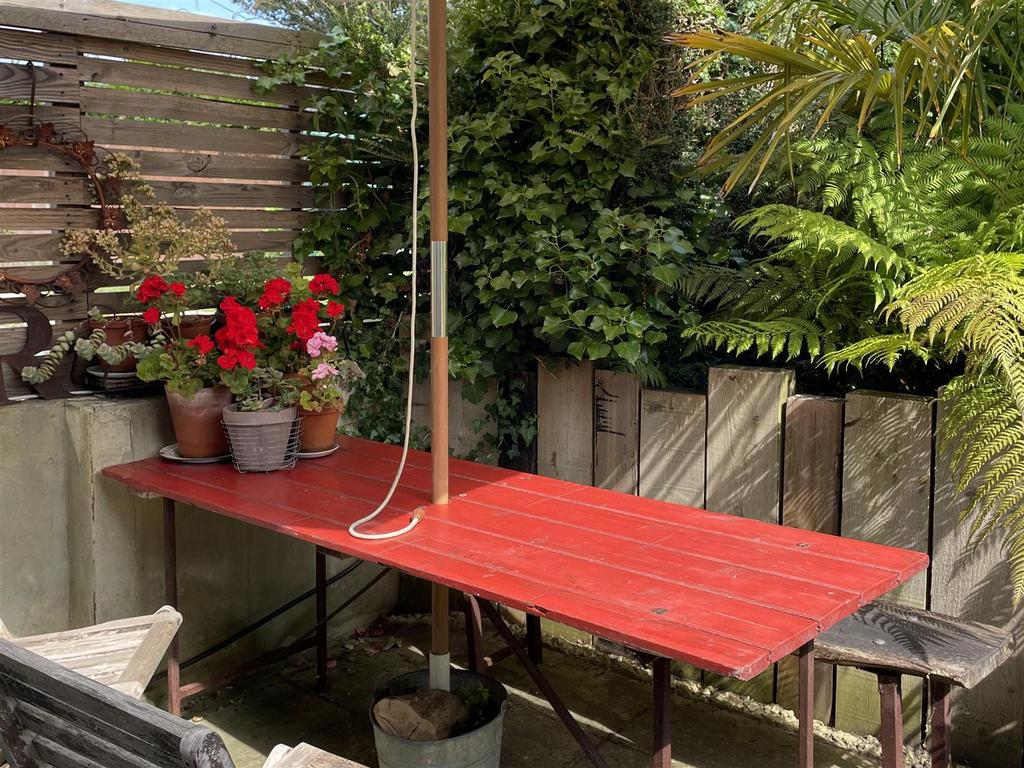 12 Hope Rd Garden3.jpg
