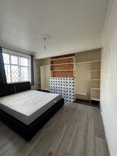 2 bedroom flat to rent, High Road, Romford RM6