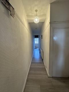 2 bedroom flat to rent, High Road, Romford RM6