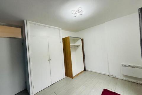 2 bedroom flat to rent, Arundel Court, Langley, Slough, SL3 7NP