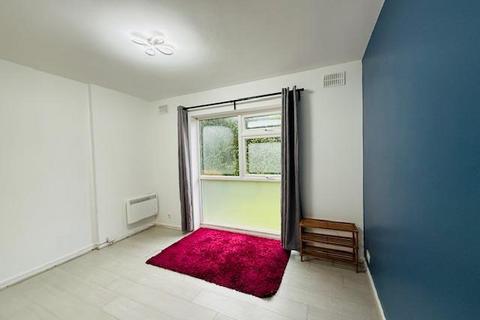 2 bedroom flat to rent, Arundel Court, Langley, Slough, SL3 7NP