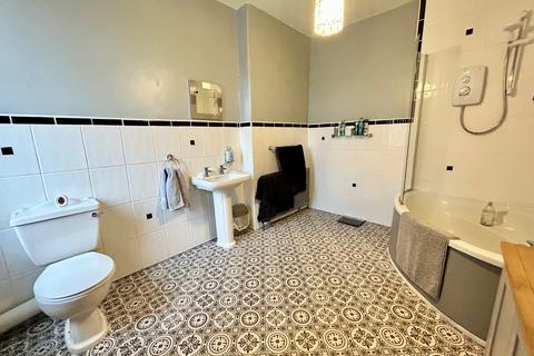 2 bedroom end of terrace house for sale, Apsley Street, Oakworth, Keighley, BD22