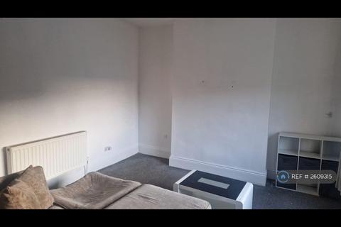 2 bedroom flat to rent, First Floor, Grimsby, DN32