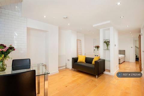 Studio to rent, Botolph Alley, London, EC3R