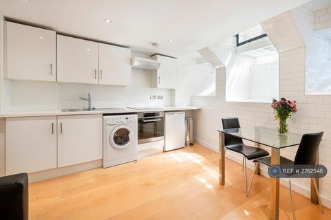Studio to rent, Botolph Alley, London, EC3R