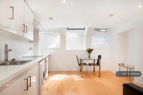 Studio to rent, Botolph Alley, London, EC3R