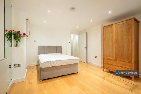 Studio to rent, Botolph Alley, London, EC3R