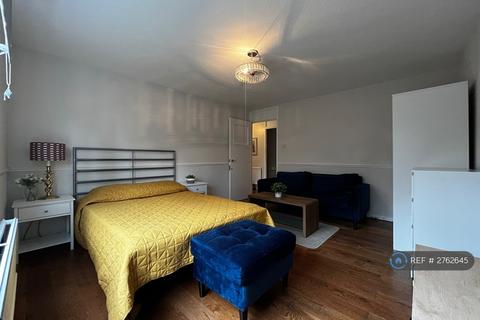 1 bedroom in a flat share to rent, Ingrave Street, London, SW11