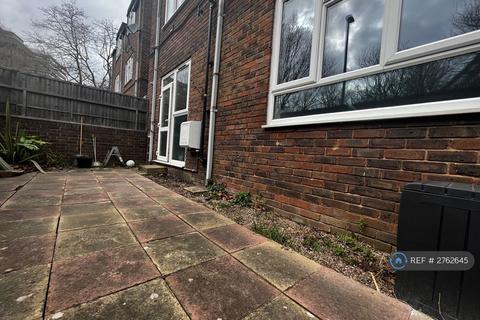 1 bedroom in a flat share to rent, Ingrave Street, London, SW11