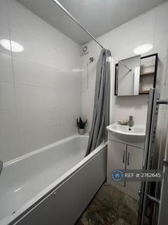 1 bedroom in a flat share to rent, Ingrave Street, London, SW11