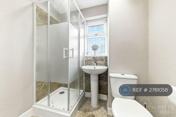 Upstairs Toilet &amp; Bathroom