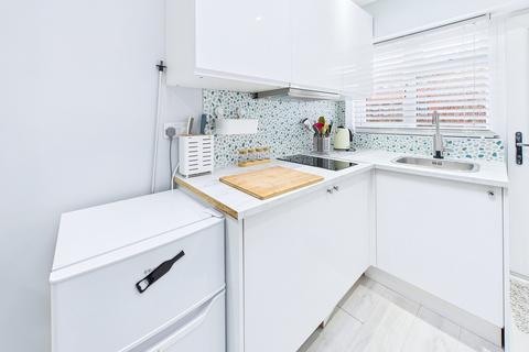 Studio to rent, Andrews Close, Harrow, HA1