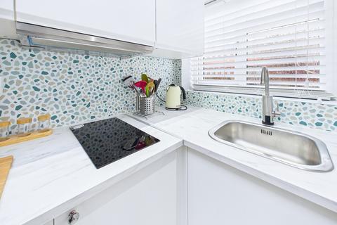 Studio to rent, Andrews Close, Harrow, HA1