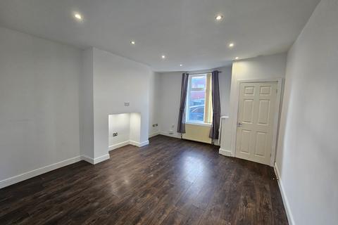 3 bedroom terraced house to rent, Torrington Street, Heywood