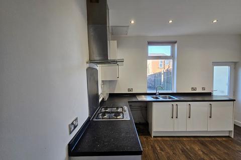3 bedroom terraced house to rent, Torrington Street, Heywood