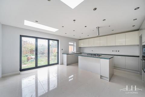 4 bedroom semi-detached house for sale, Slewins Lane, Hornchurch