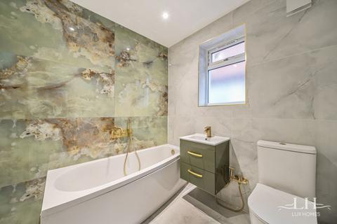 4 bedroom semi-detached house for sale, Slewins Lane, Hornchurch