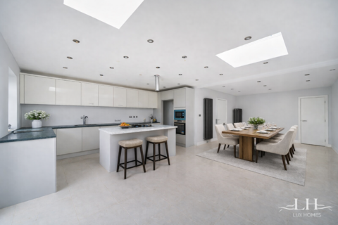 4 bedroom semi-detached house for sale, Slewins Lane, Hornchurch