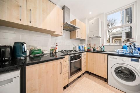 Studio to rent, Colville Road, London W11