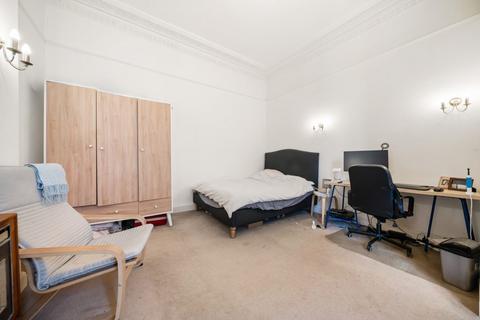 Studio to rent, Colville Road, London W11