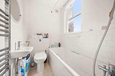 Studio to rent, Colville Road, London W11