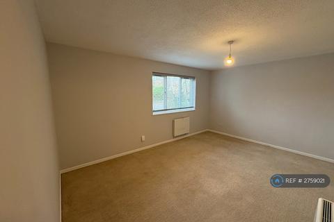 Studio to rent, Rickwood, Horley, RH6