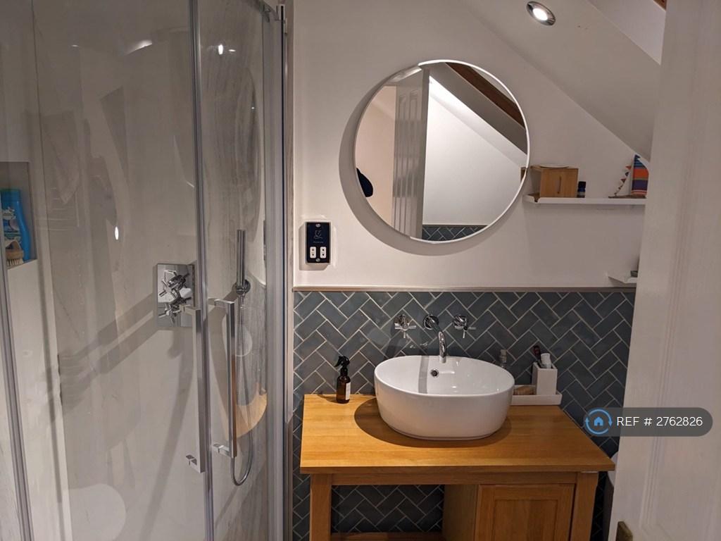Bathroom (2nd Floor)