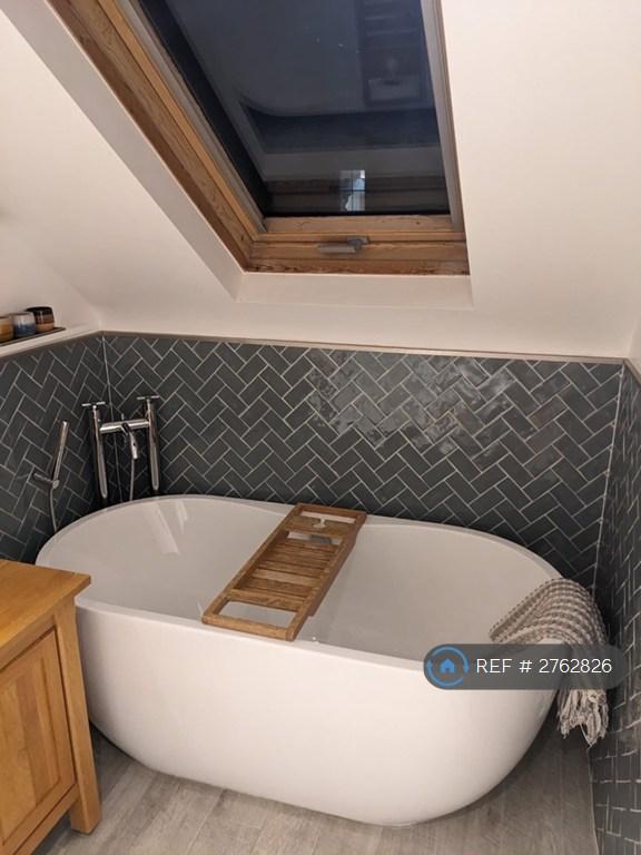 Bathroom (2nd Floor)