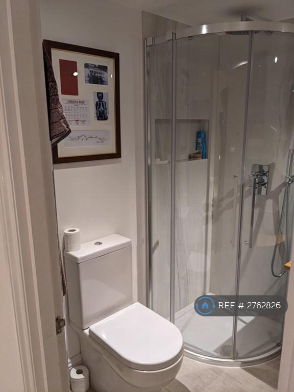 Bathroom (2nd Floor)