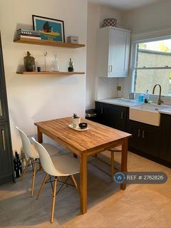 2 bedroom flat to rent, Oakhill Road, London, SW15