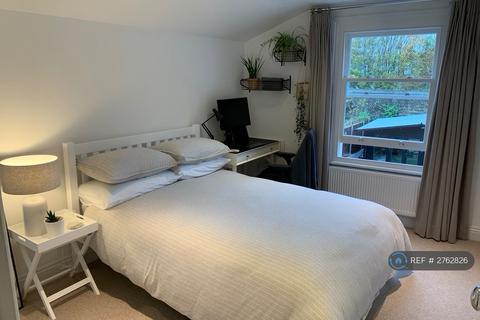 2 bedroom flat to rent, Oakhill Road, London, SW15