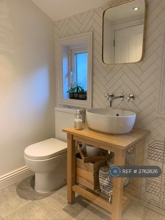 Bathroom (1st Floor)