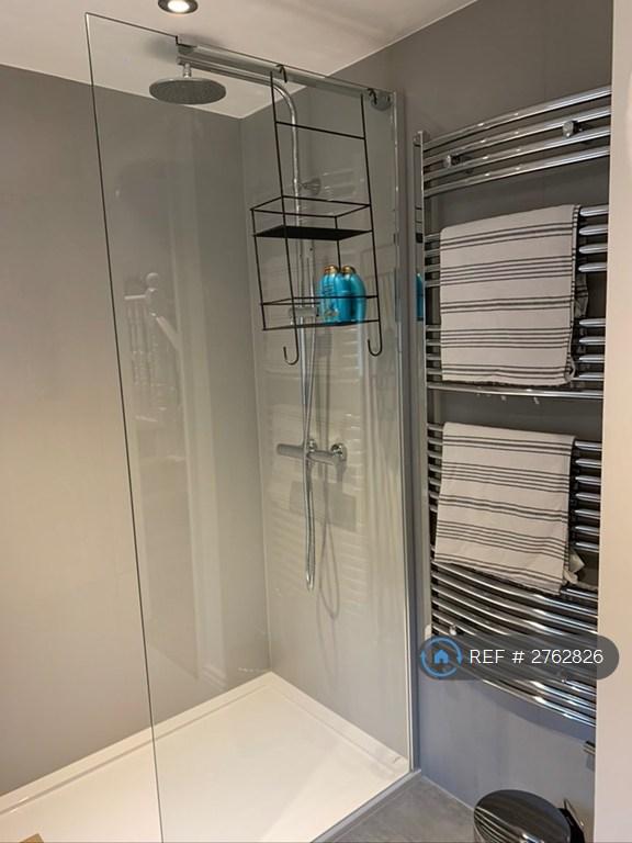 Bathroom (1st Floor)