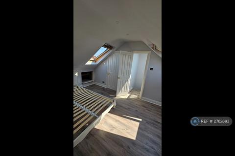 3 bedroom flat to rent, Upper Richmond Road West, London, SW14