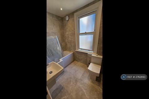3 bedroom flat to rent, Upper Richmond Road West, London, SW14