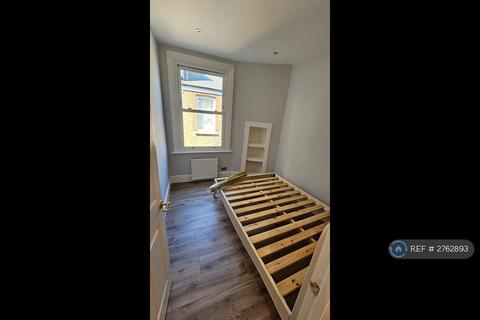 3 bedroom flat to rent, Upper Richmond Road West, London, SW14