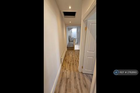 3 bedroom flat to rent, Upper Richmond Road West, London, SW14