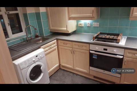 2 bedroom flat to rent, Monkwood Close, Romford, RM1