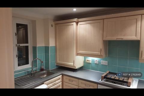 2 bedroom flat to rent, Monkwood Close, Romford, RM1