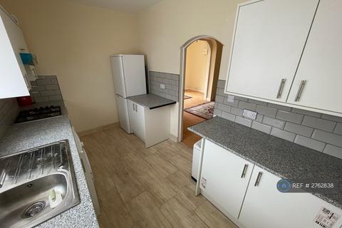 4 bedroom semi-detached house to rent, Stevens Road, Dagenham, RM8